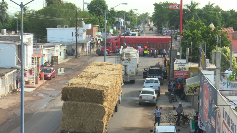 Toman habitantes de Constancia, El Fuerte la carretera Mochis- San Blas