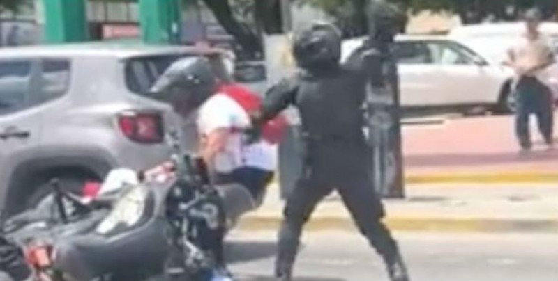 #Video Policía mete las manos en riña