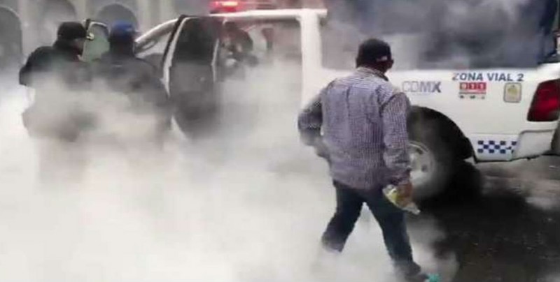 Encapuchados incendian patrulla frente al Hemiciclo a Juárez
