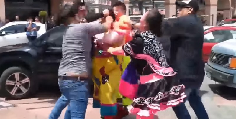 Se desata pelea entre payasos en el centro de Toluca
