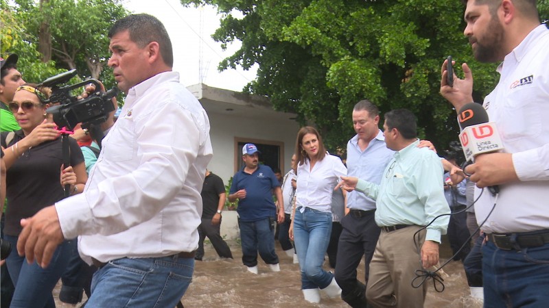 Recorre gobernador zonas inundadas en Los Mochis