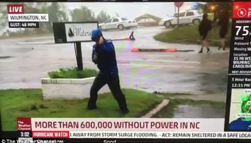 Reportero finge luchar contra huracán Florence