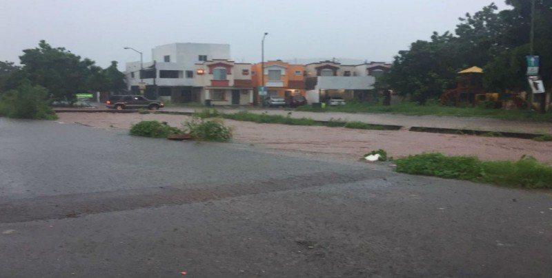 Caos vial por lluvias intensas registradas en Culiacán