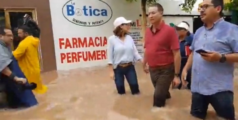 El Gobernador de Sinaloa visita las zonas afectadas en Los Mochis