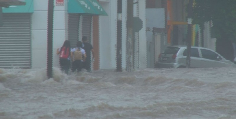 Evacuan a vecinos en Riberas del Tamazula ante inundaciones repentinas