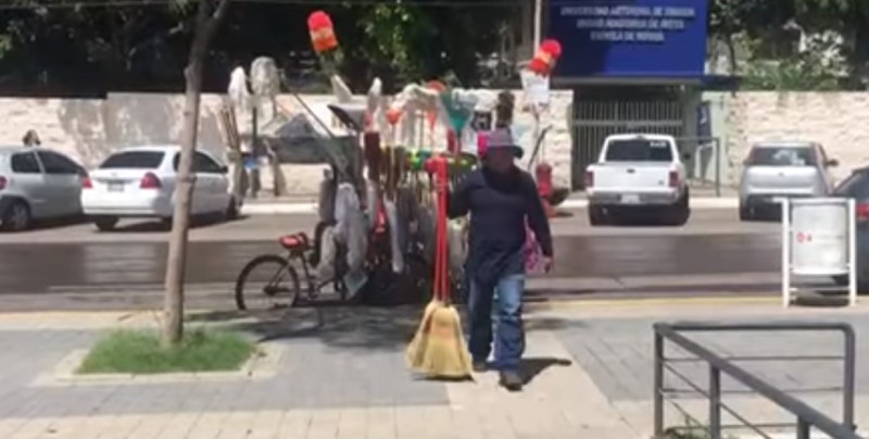 #Video Dona escobas de las que vende para damnificados de Culiacán