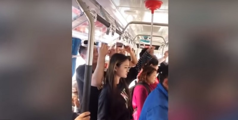 #Video Usa un desatascador para no caer en un autobús lleno de gente