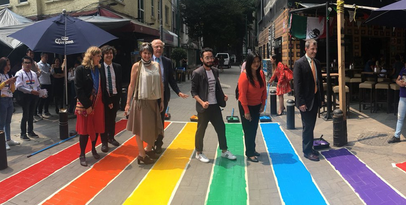 Paso peatonal celebra la diversidad con los colores del arcoíris