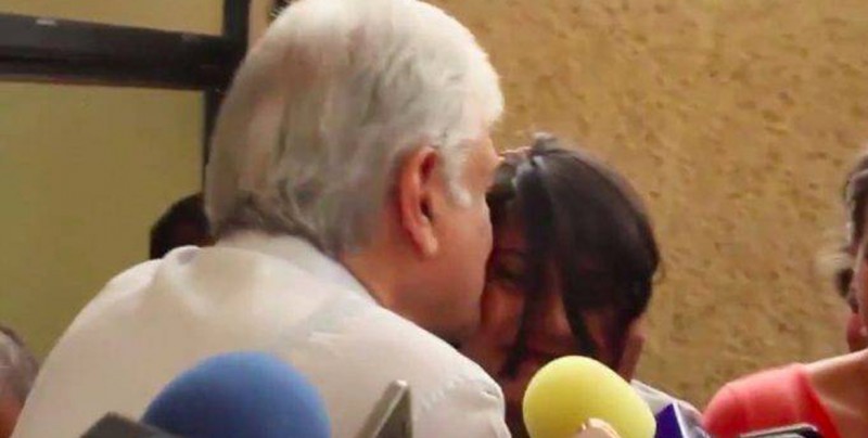 Genera polémica beso de AMLO a reportera en Tijuana
