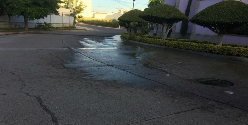 Desde hace 8 días se registra fuga de drenaje en Colinas de San Miguel