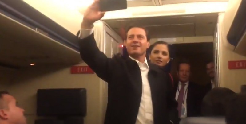 #Video Tras fallas de avión presidencial, EPN bromea con reporteros
