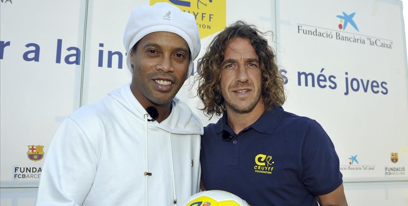 Ronaldinho le juega una broma a Puyol