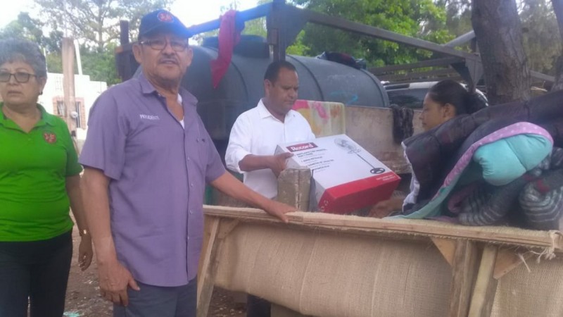 Locatarios del mercado Humberto Gómez Campaña apoyan a damnificados de Los Mezcales.