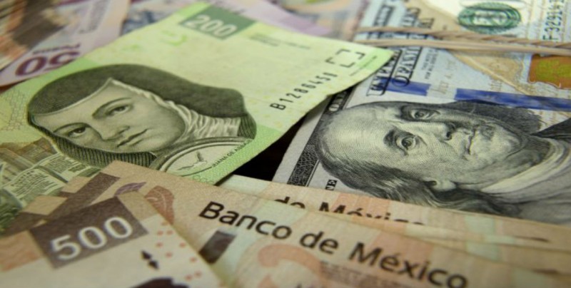 Dólar se vende hasta en 19.07 pesos