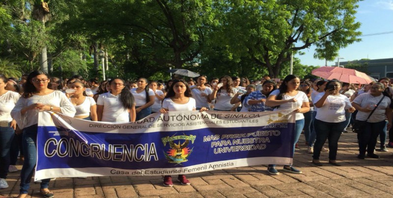 Realizan marcha por los 50 años de la matanza de Tlatelolco