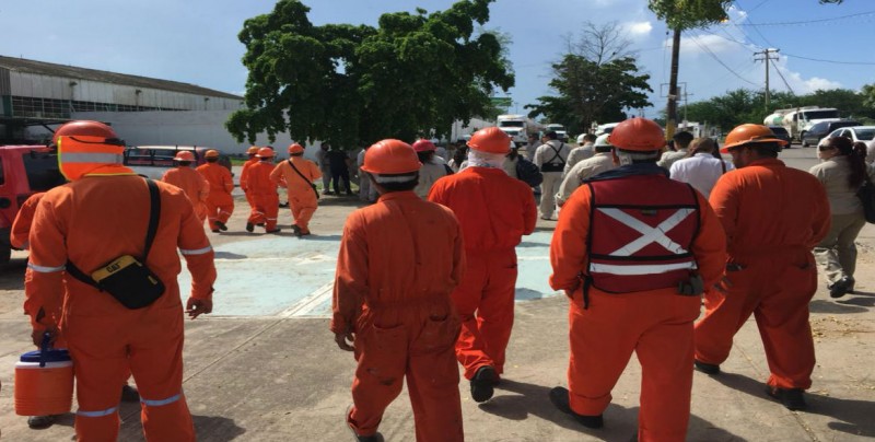 Evacuan a trabajadores de PEMEX por supuesta amenaza de bomba
