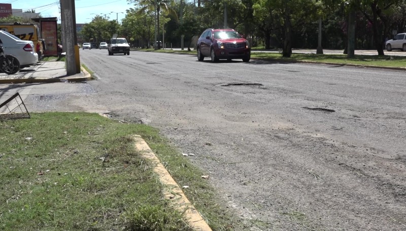 Llena de baches, avenida Leonismo Internacional