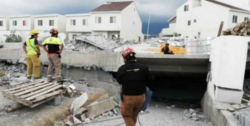 Derrumbe sepulta a 10 personas en Monterrey, NL