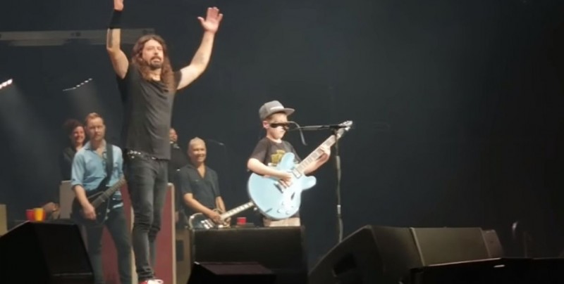 #Video Niño sube a escenario y sorprende a Foo Fighters