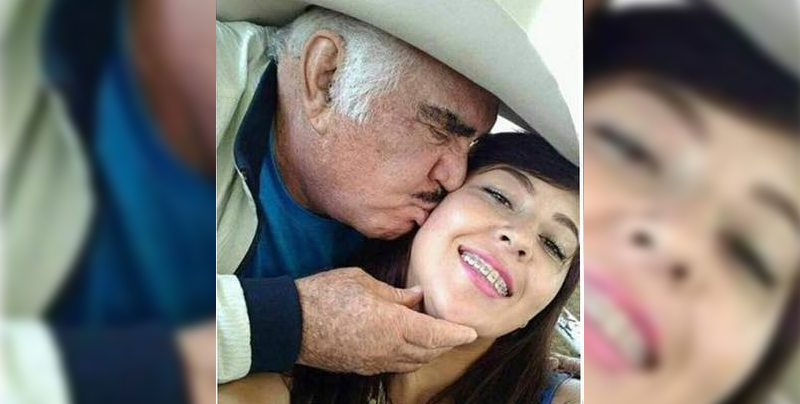 Vicente Fernández causa polémica por besar a una joven