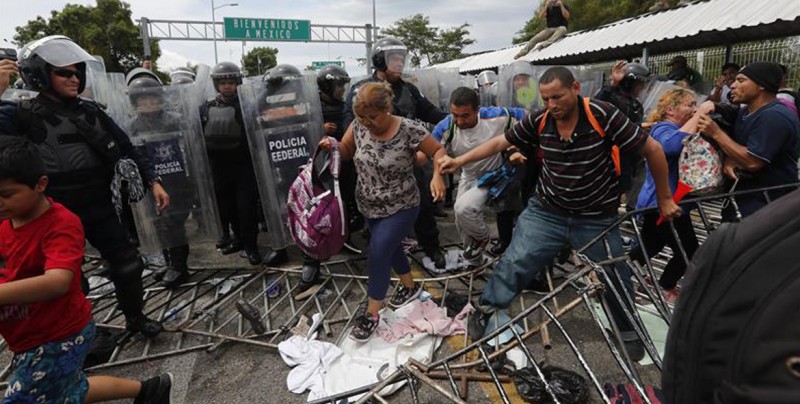 México denuncia que migrantes hondureños entraron al país "por la fuerza"