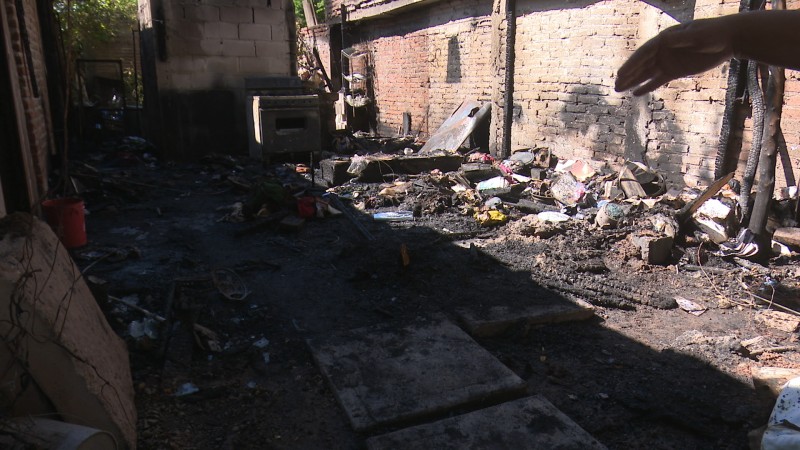 Familia de la Ferrusquilla se queda sin hogar tras incendio