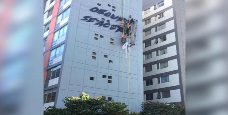 Falla andamio y trabajadores quedan colgando