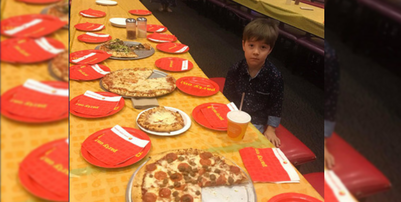 Nadie se presentó a la fiesta de cumpleaños de este niño de 6 años