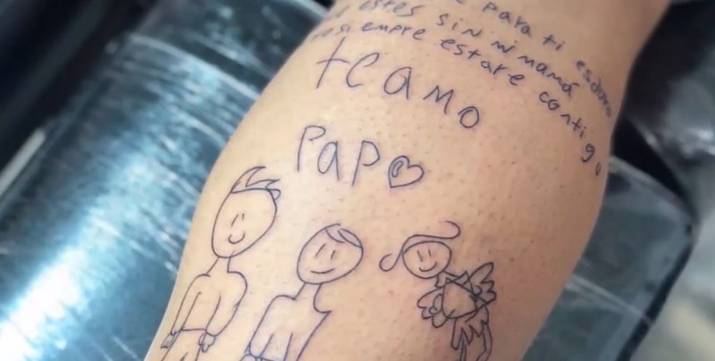 Futbolista se tatúa dibujo que le hizo su hijo tras muerte de su esposa