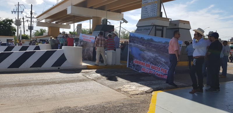 Productores del Carrizo bloquean la caseta San Miguel