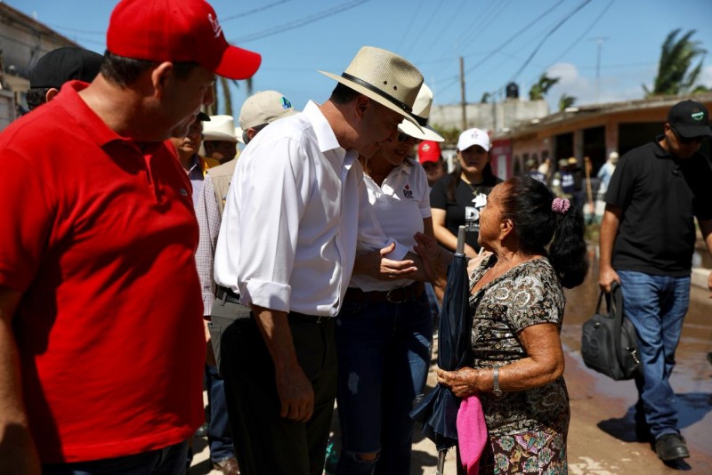 Coordina Quirino la ayuda a damnificados de Teacapán