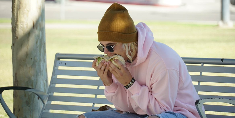 La foto de Justin Bieber comiéndose un burrito es falsa