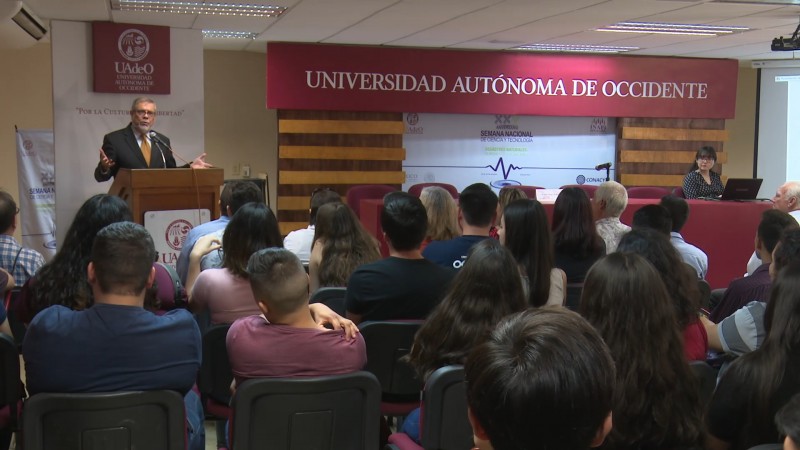 Imparte conferencia el embajador Enrique Hubbard Urrea