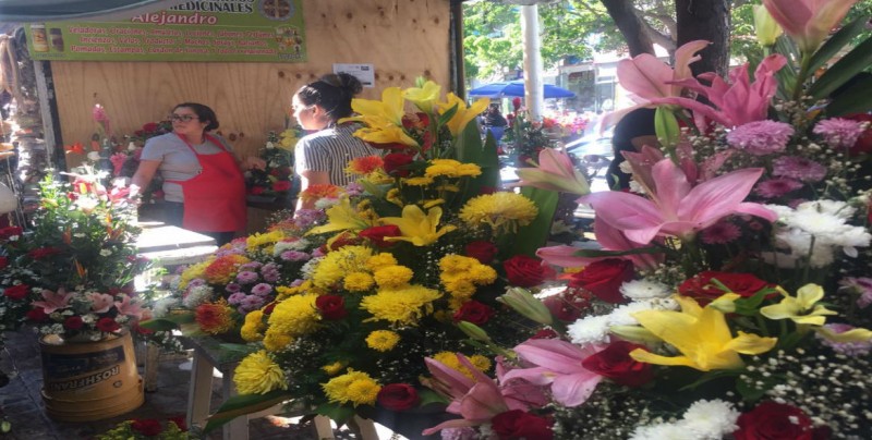 Vendedores disminuyen precio de la flor debido a la competencia