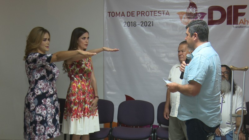 Rinden protesta presidenta y directora del DIF