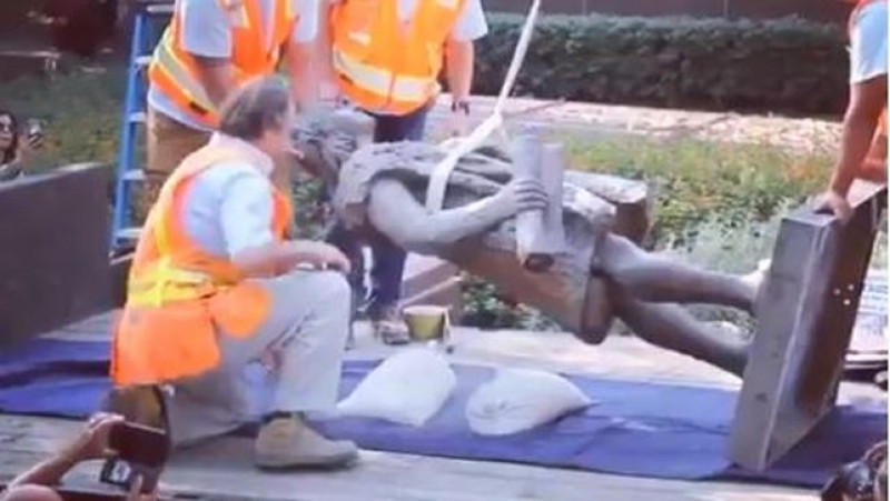 Una estatua de Cristobal Colón ha sido retirada en Los Ángeles