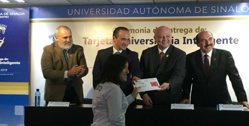 Banca Santander entrega TUI a alumnos de la U.A.S.