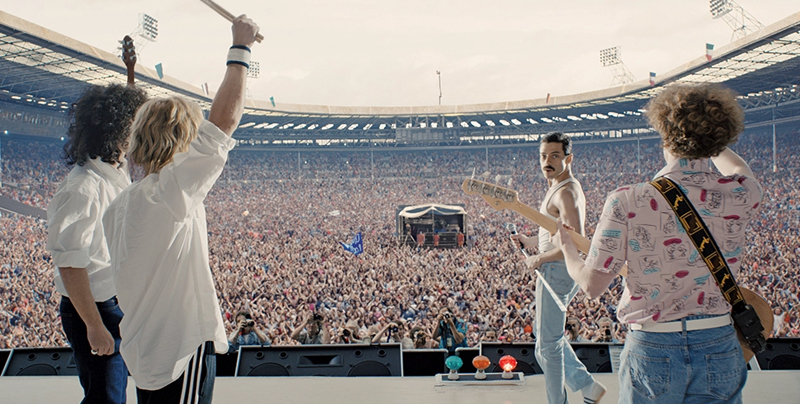 Increíble comparación de la escena con el concierto real de Queen en Live Aid