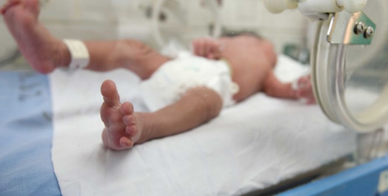 Bebé sobrevive al flechazo de una ballesta en el vientre de su madre