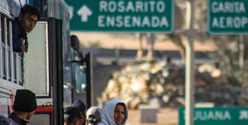 Caravana migrante recorre noroeste de México mientras EU refuerza frontera