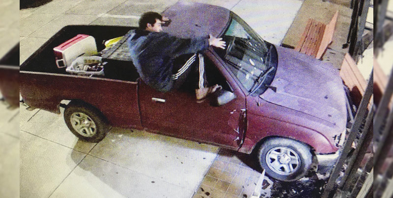 Hombre estrella su camioneta para denunciar que le robaron sus drogas