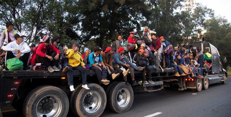 Autoridades migratorias de México detienen dos autobuses de caravana migrante