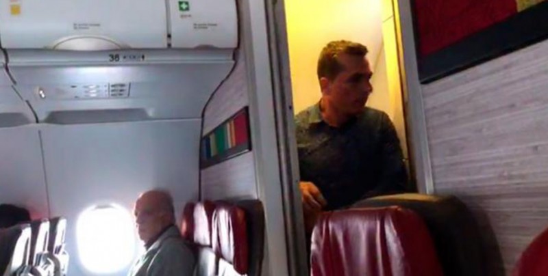 VIDEO: Pasajero con diarrea agrede a tripulante en pleno vuelo