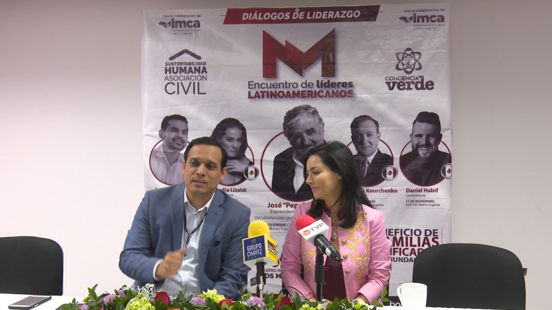 Diserta Claudia Lizaldi conferencia en el teatro ingenio