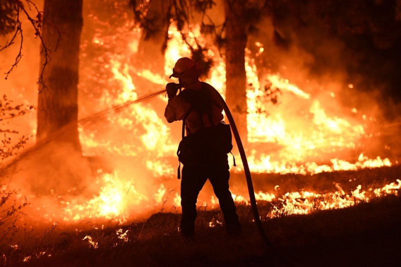Increíbles imágenes de bomberos combatiendo los incendios en California