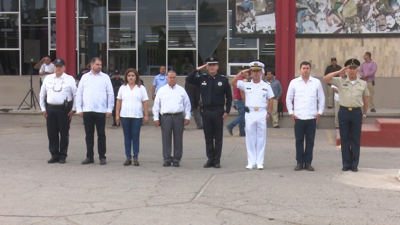 Encabeza "Billy" Chapman izamiento por aniversario de la revolución mexicana