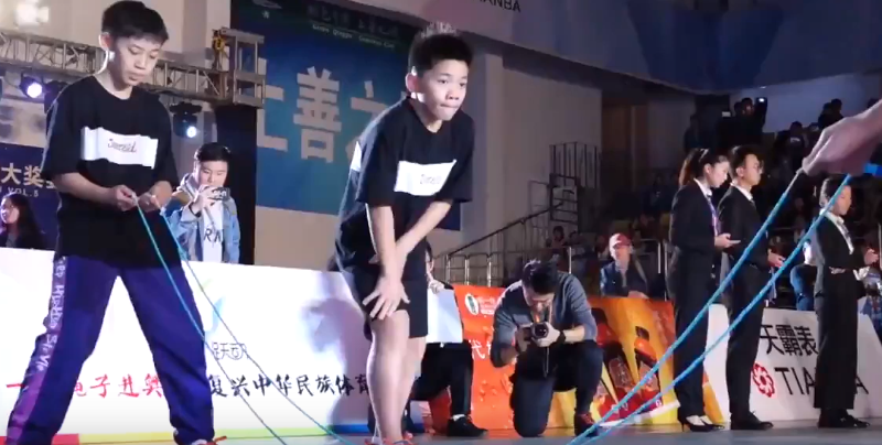 Joven chino rompe su propio record al saltar 136 veces en 30 segundos