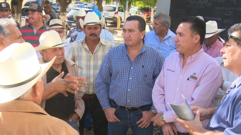 Se manifiestan productores de "La Loma" en CONAGUA