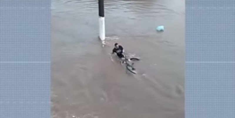 #Video Muere ahogado por negarse a soltar su bici