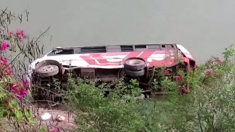 Se vuelca un camión pasajeros en El Rosario; Hay una menor de edad sin vida